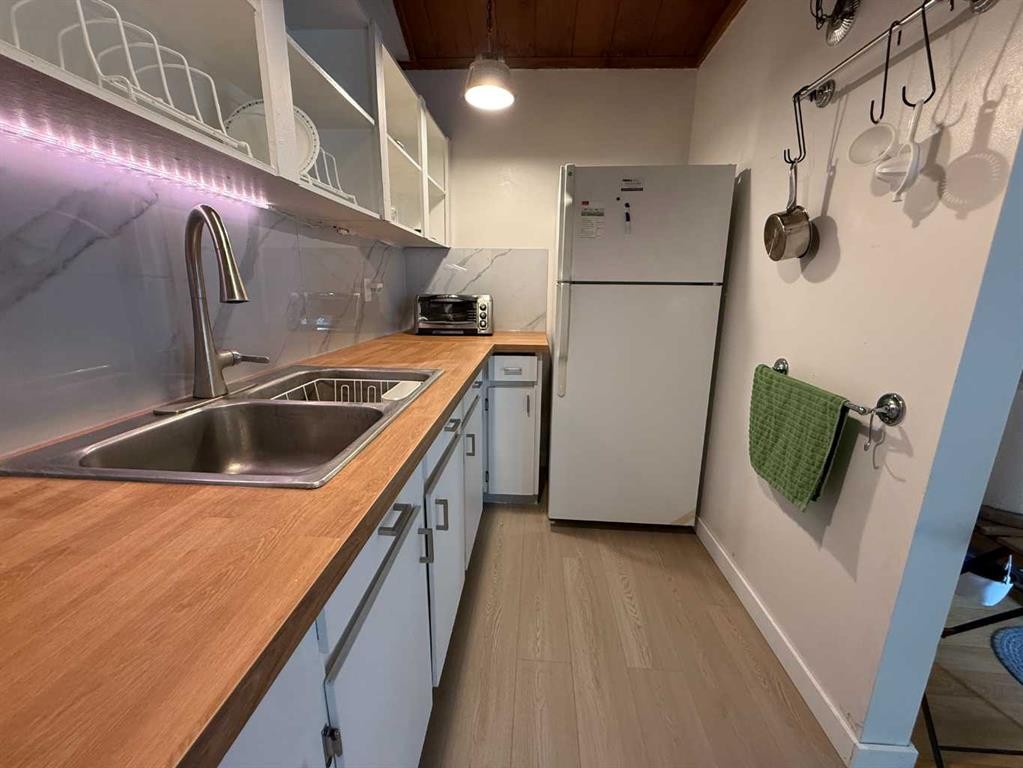 334-5404 10 Avenue Se, Calgary, AB - Indoor Photo Showing Kitchen With Double Sink