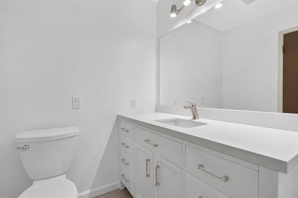 334-5404 10 Avenue Se, Calgary, AB - Indoor Photo Showing Bathroom