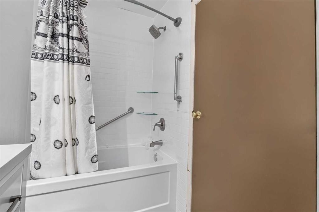 334-5404 10 Avenue Se, Calgary, AB - Indoor Photo Showing Bathroom