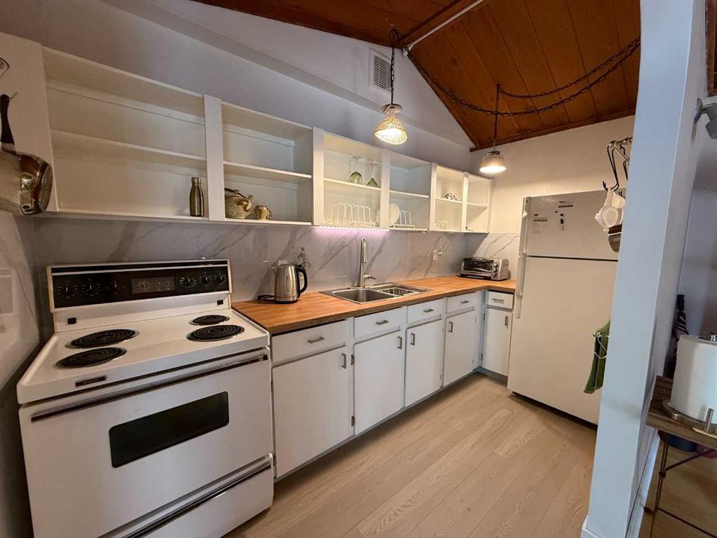 334-5404 10 Avenue Se, Calgary, AB - Indoor Photo Showing Kitchen With Double Sink
