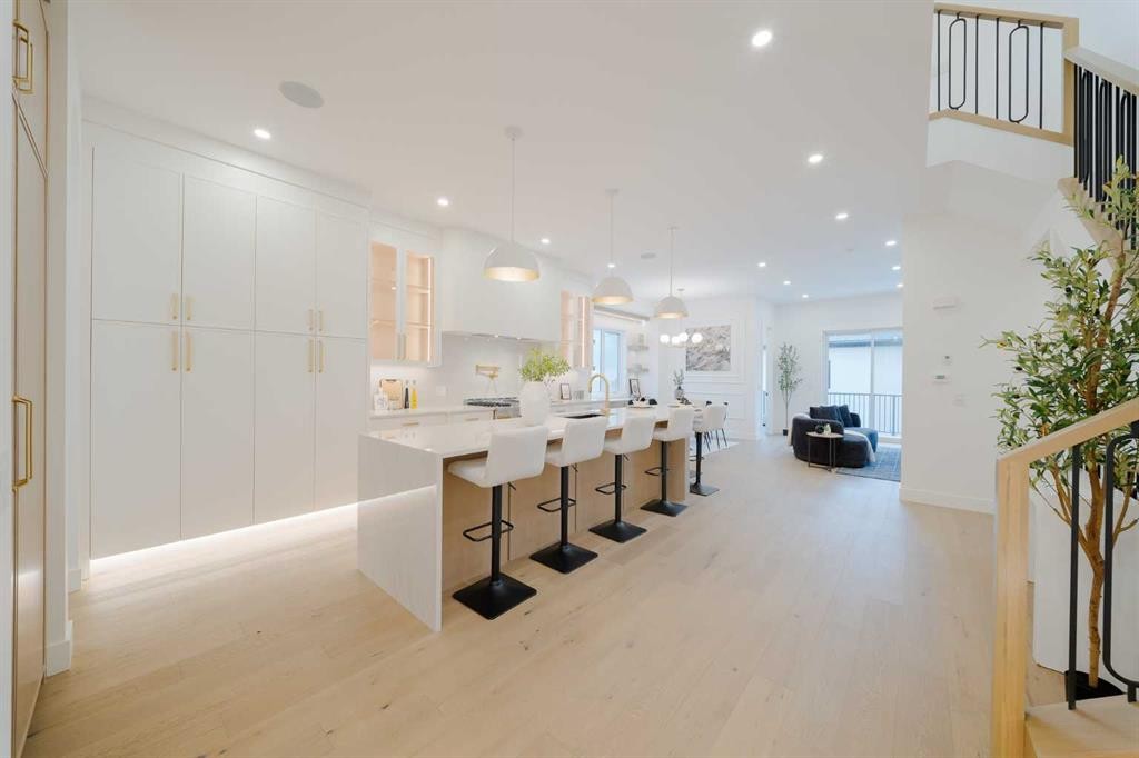 2207 Victoria Crescent Nw, Calgary, AB - Indoor