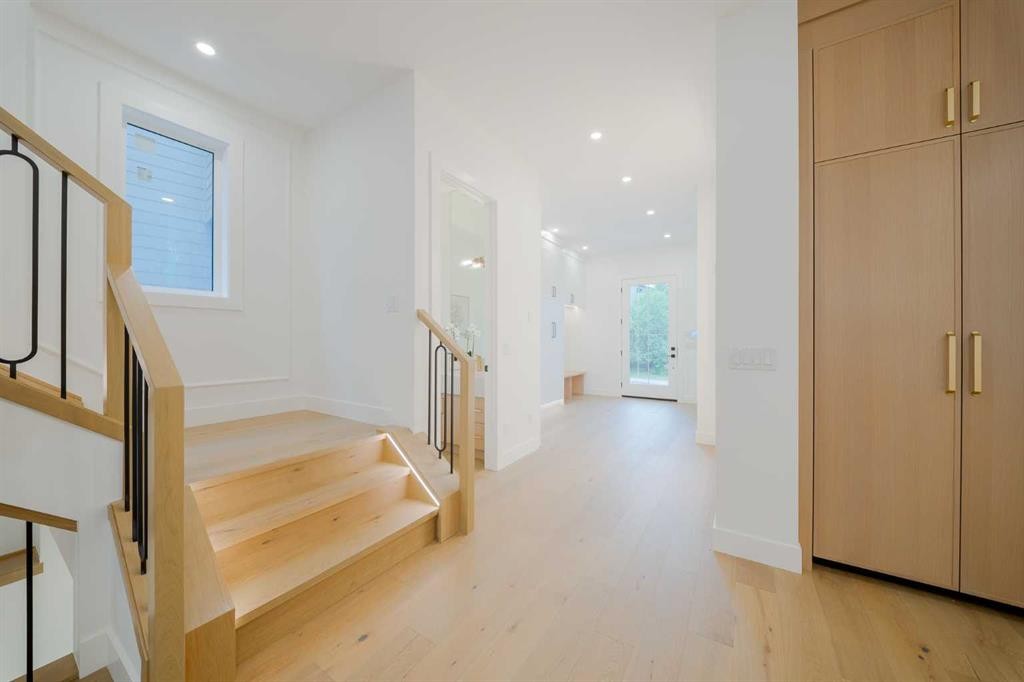 2207 Victoria Crescent Nw, Calgary, AB - Indoor Photo Showing Other Room