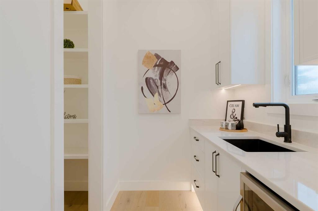 2207 Victoria Crescent Nw, Calgary, AB - Indoor Photo Showing Kitchen