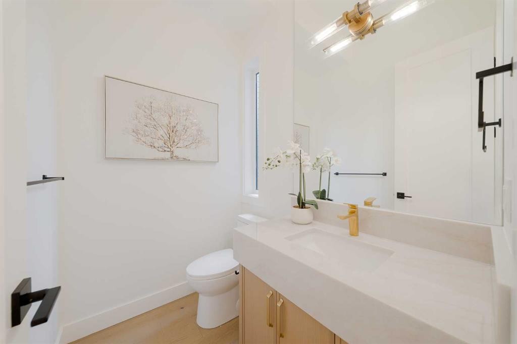 2207 Victoria Crescent Nw, Calgary, AB - Indoor Photo Showing Bathroom