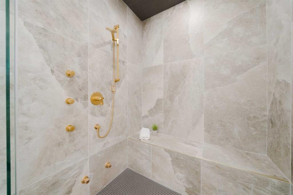 2207 Victoria Crescent Nw, Calgary, AB - Indoor Photo Showing Bathroom