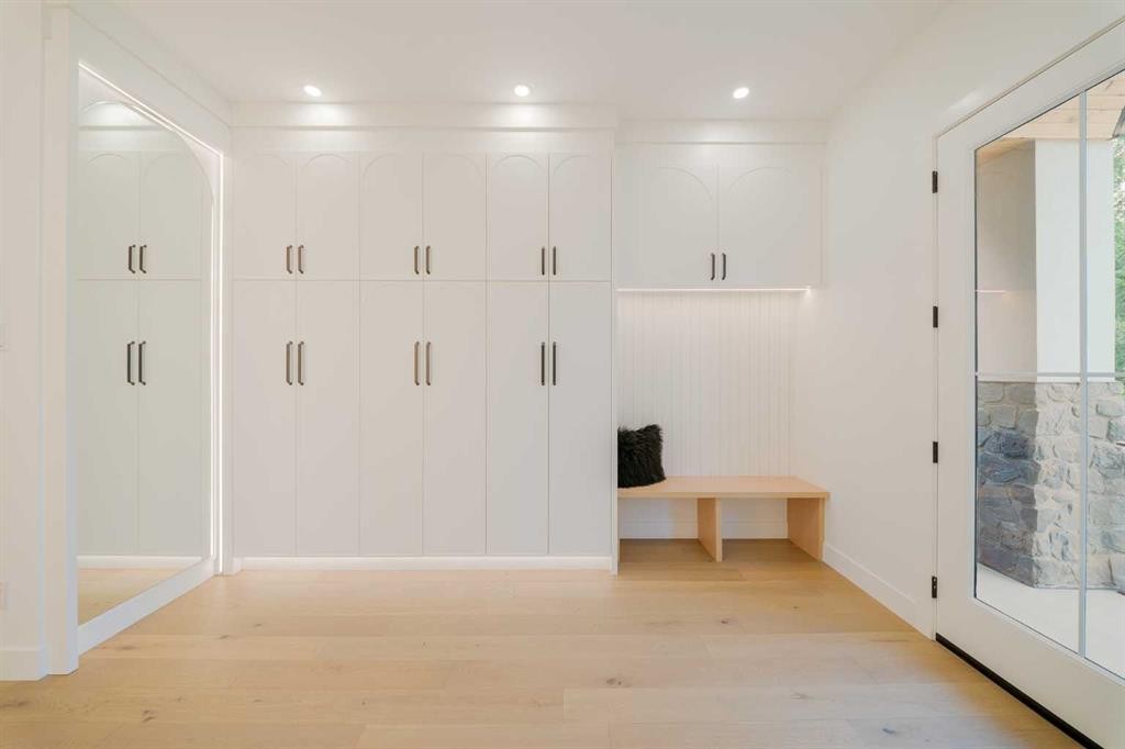 2207 Victoria Crescent Nw, Calgary, AB - Indoor Photo Showing Other Room