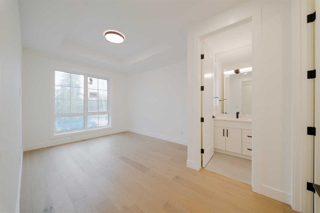 2207 Victoria Crescent Nw, Calgary, AB - Indoor Photo Showing Other Room