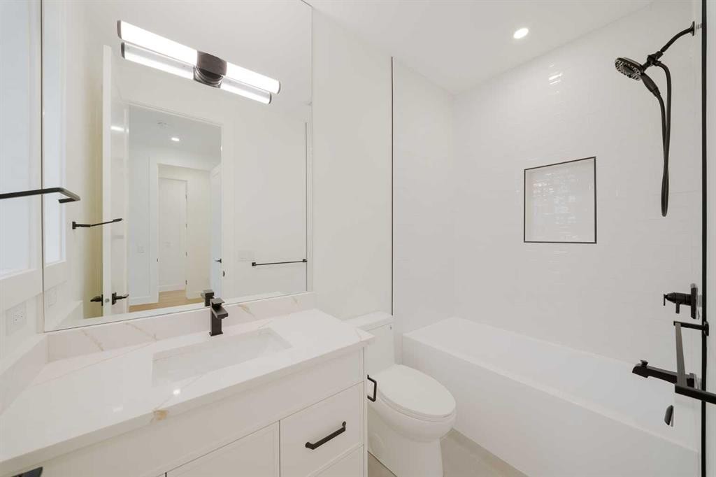 2207 Victoria Crescent Nw, Calgary, AB - Indoor Photo Showing Bathroom