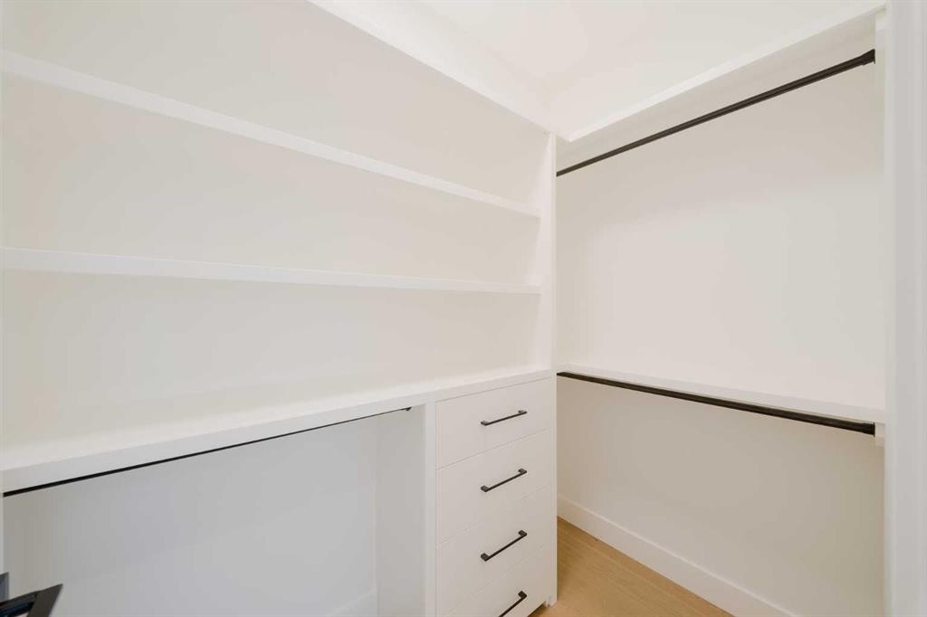 2207 Victoria Crescent Nw, Calgary, AB - Indoor Photo Showing Other Room