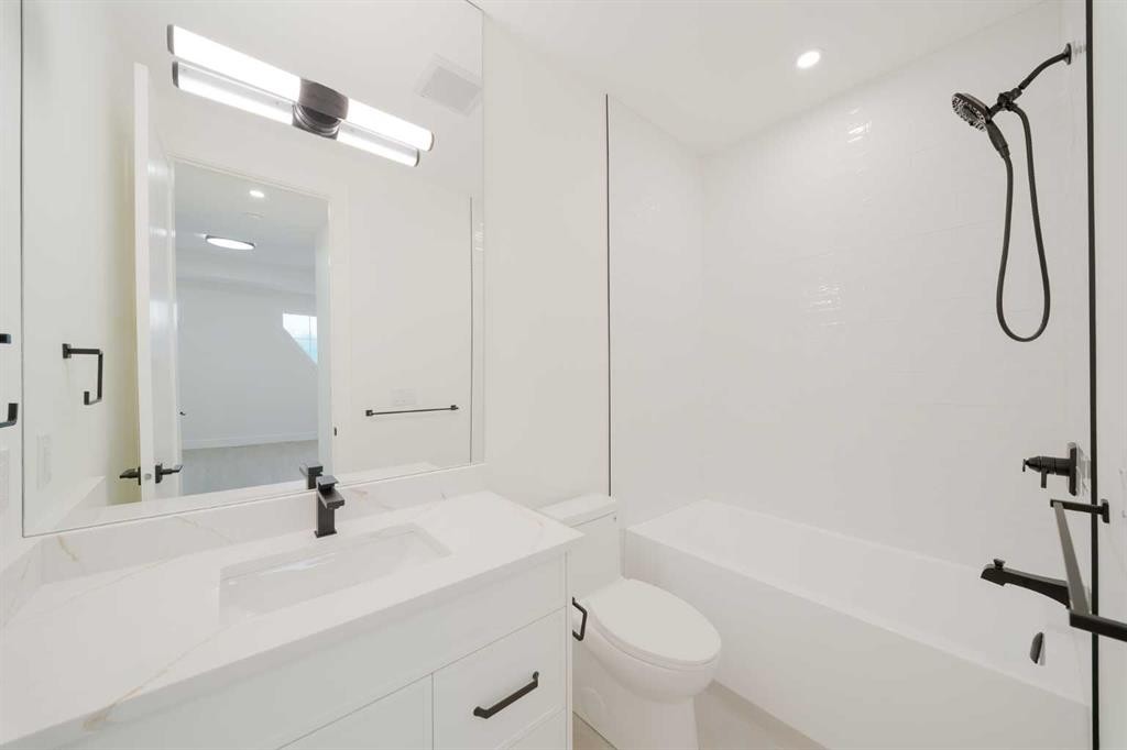 2207 Victoria Crescent Nw, Calgary, AB - Indoor Photo Showing Bathroom
