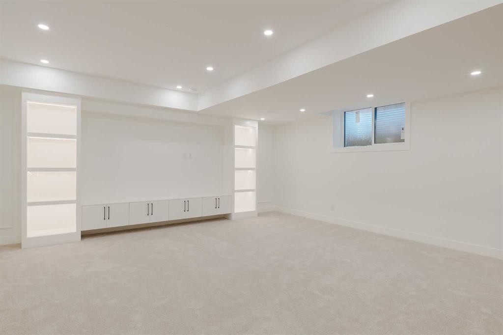 2207 Victoria Crescent Nw, Calgary, AB - Indoor Photo Showing Other Room