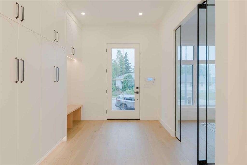 2207 Victoria Crescent Nw, Calgary, AB - Indoor Photo Showing Other Room