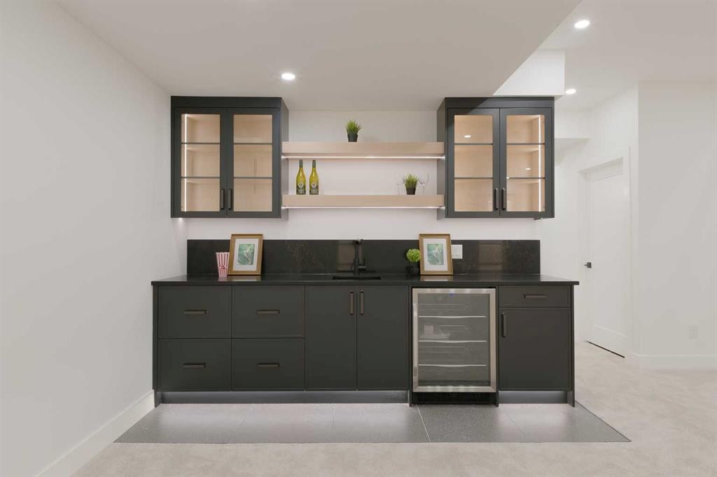 2207 Victoria Crescent Nw, Calgary, AB - Indoor Photo Showing Other Room