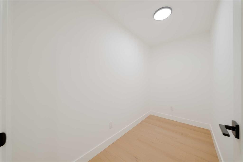 2207 Victoria Crescent Nw, Calgary, AB - Indoor Photo Showing Other Room