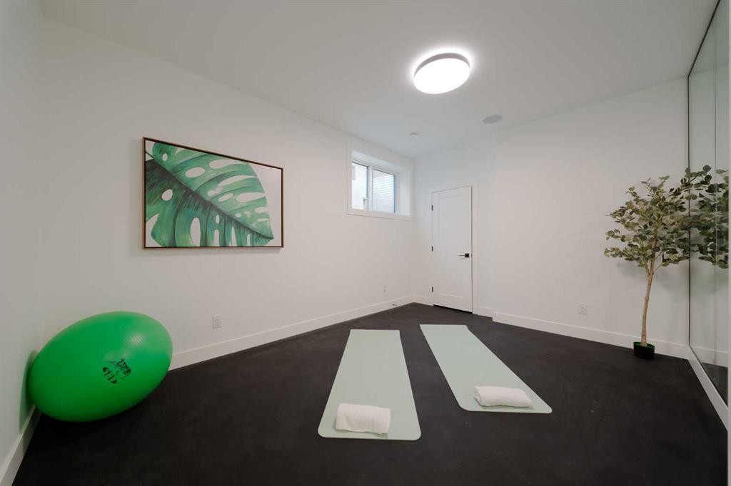 2207 Victoria Crescent Nw, Calgary, AB - Indoor Photo Showing Other Room