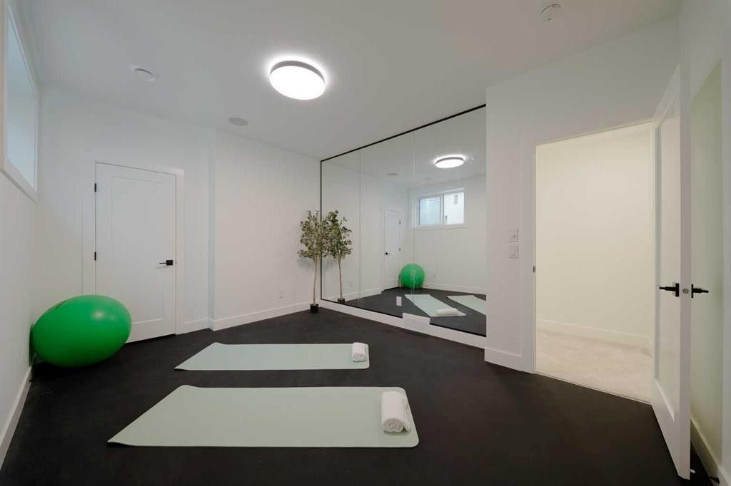 2207 Victoria Crescent Nw, Calgary, AB - Indoor Photo Showing Other Room