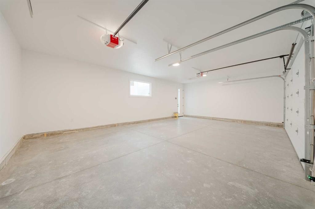 2207 Victoria Crescent Nw, Calgary, AB - Indoor Photo Showing Garage