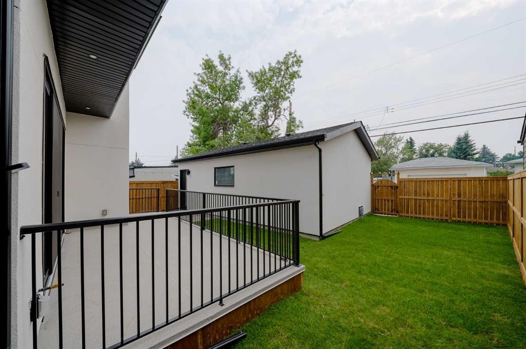 2207 Victoria Crescent Nw, Calgary, AB - Outdoor With Exterior