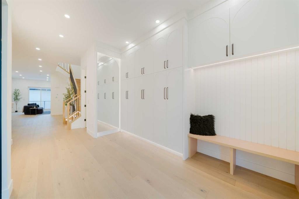2207 Victoria Crescent Nw, Calgary, AB - Indoor Photo Showing Other Room