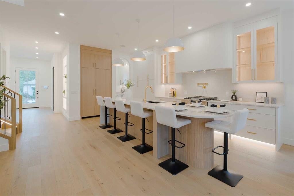 2207 Victoria Crescent Nw, Calgary, AB - Indoor