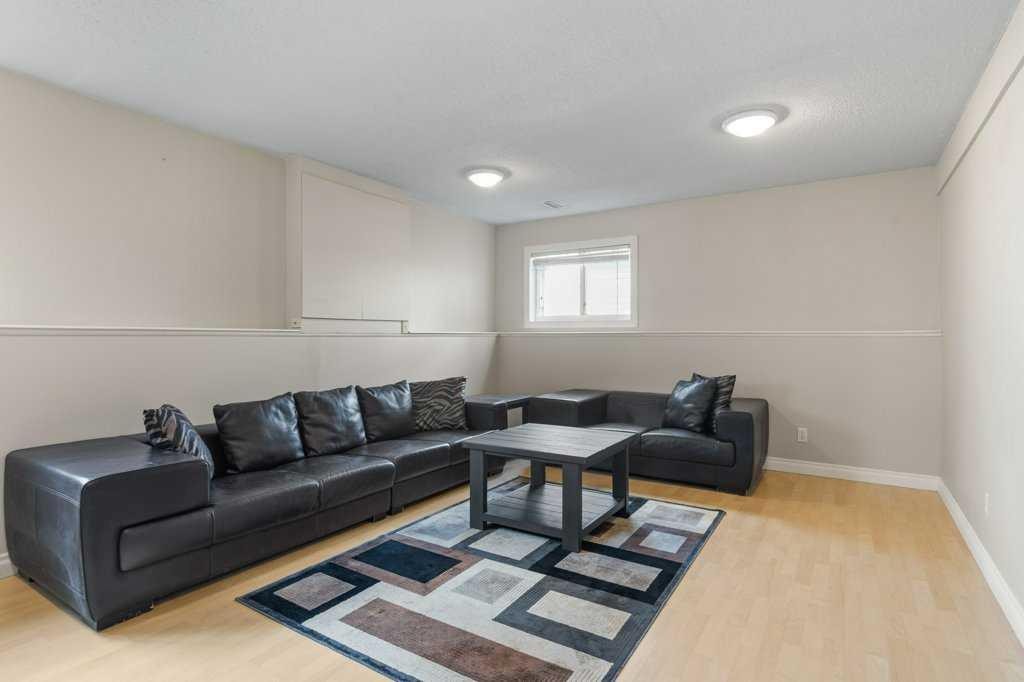202 Willowbrook Close Nw, Airdrie, AB - Indoor Photo Showing Living Room