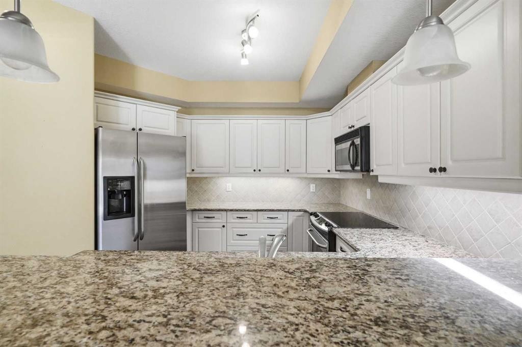 2144-48 Inverness Gate Se, Calgary, AB - Indoor Photo Showing Kitchen