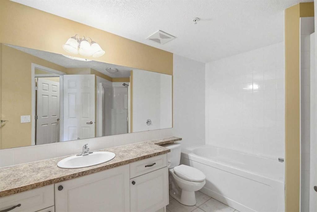 2144-48 Inverness Gate Se, Calgary, AB - Indoor Photo Showing Bathroom