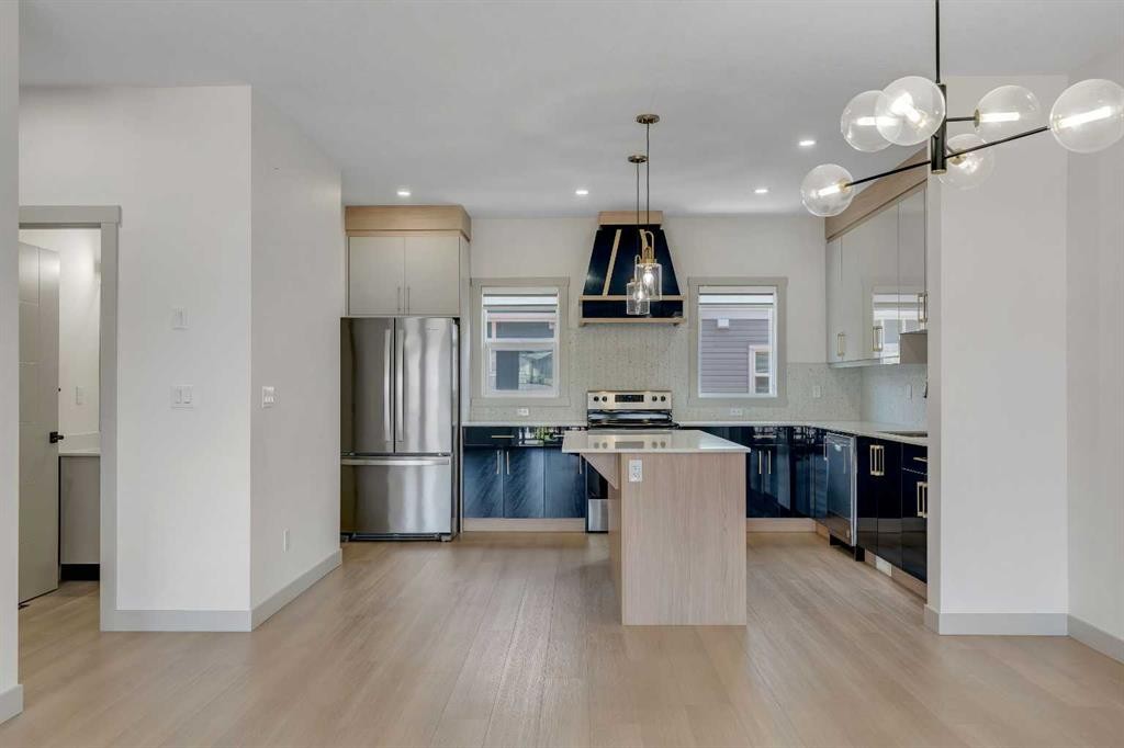 414 Corner Meadows Square Ne, Calgary, AB - Indoor Photo Showing Kitchen With Upgraded Kitchen