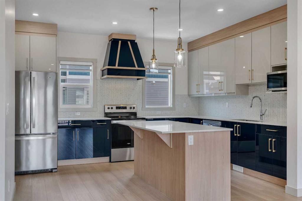 414 Corner Meadows Square Ne, Calgary, AB - Indoor Photo Showing Kitchen With Upgraded Kitchen