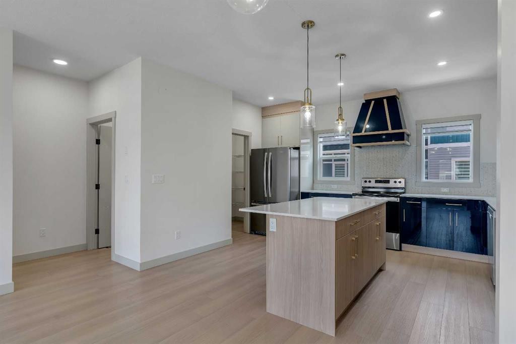 414 Corner Meadows Square Ne, Calgary, AB - Indoor Photo Showing Kitchen With Upgraded Kitchen