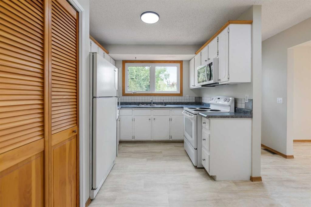 14695 Deer Ridge Drive Se, Calgary, AB - Indoor Photo Showing Kitchen