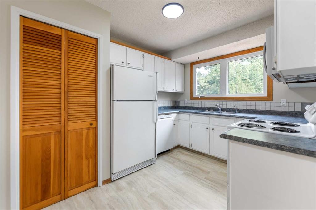 14695 Deer Ridge Drive Se, Calgary, AB - Indoor Photo Showing Kitchen With Double Sink