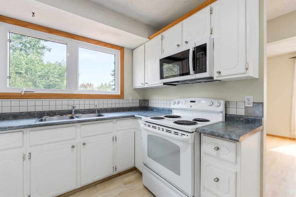 14695 Deer Ridge Drive Se, Calgary, AB - Indoor Photo Showing Kitchen With Double Sink