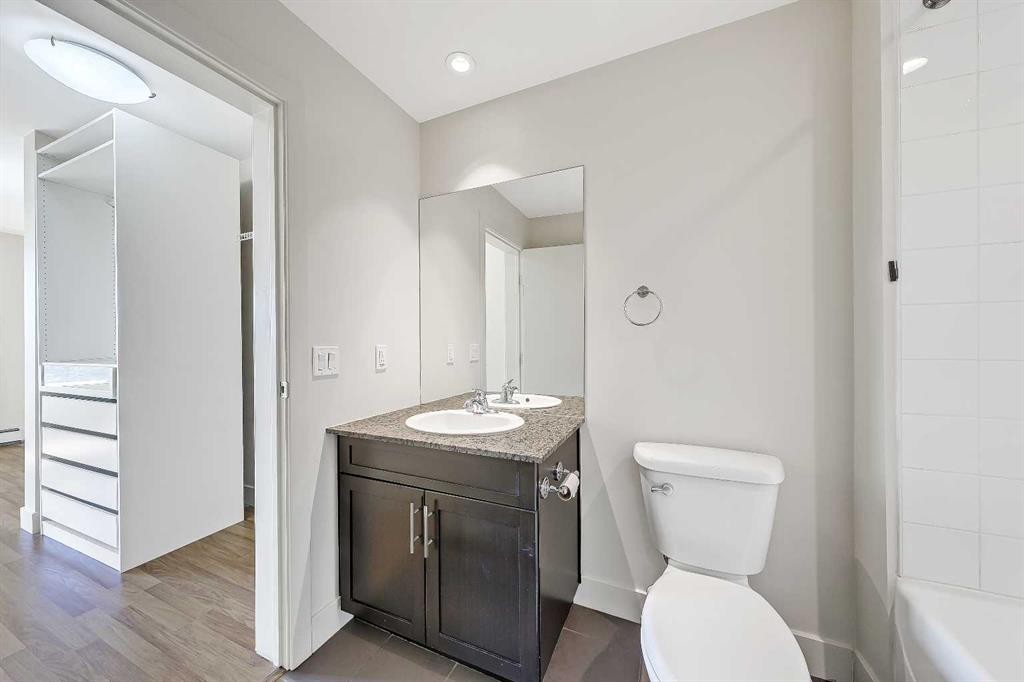 514-955 Mcpherson Road Ne, Calgary, AB - Indoor Photo Showing Bathroom