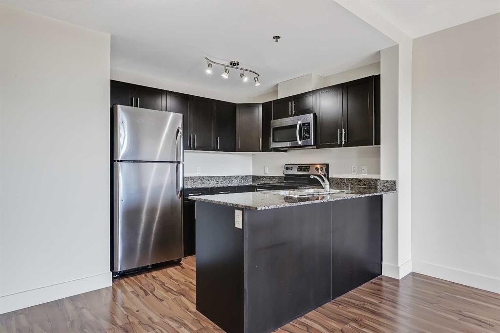 514-955 Mcpherson Road Ne, Calgary, AB - Indoor Photo Showing Kitchen