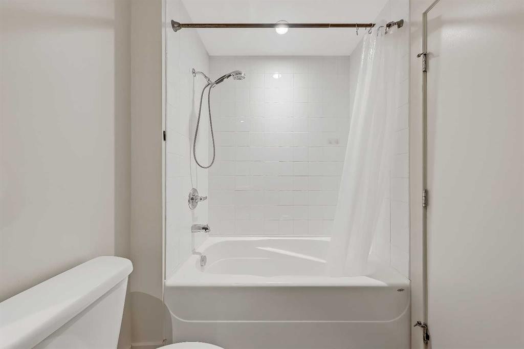514-955 Mcpherson Road Ne, Calgary, AB - Indoor Photo Showing Bathroom