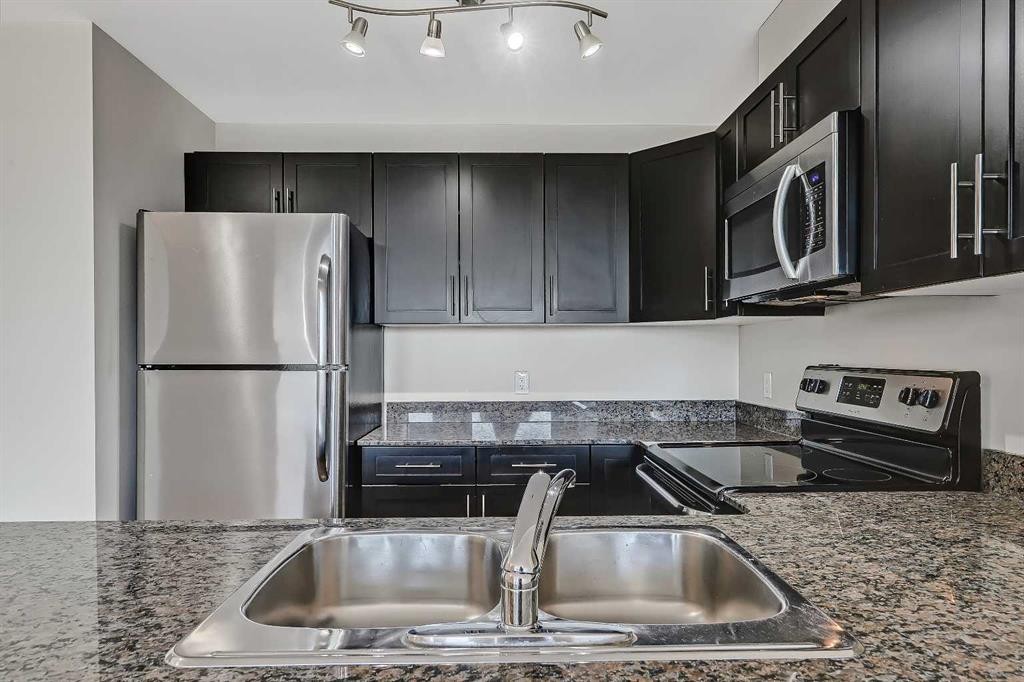 514-955 Mcpherson Road Ne, Calgary, AB - Indoor Photo Showing Kitchen With Double Sink With Upgraded Kitchen
