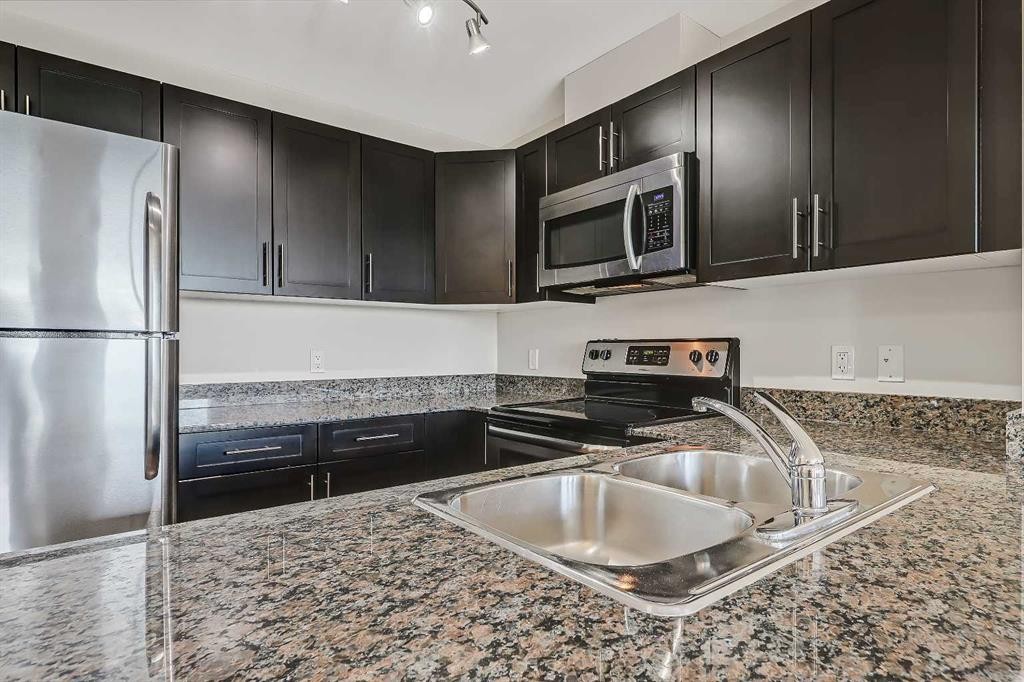 514-955 Mcpherson Road Ne, Calgary, AB - Indoor Photo Showing Kitchen With Double Sink With Upgraded Kitchen