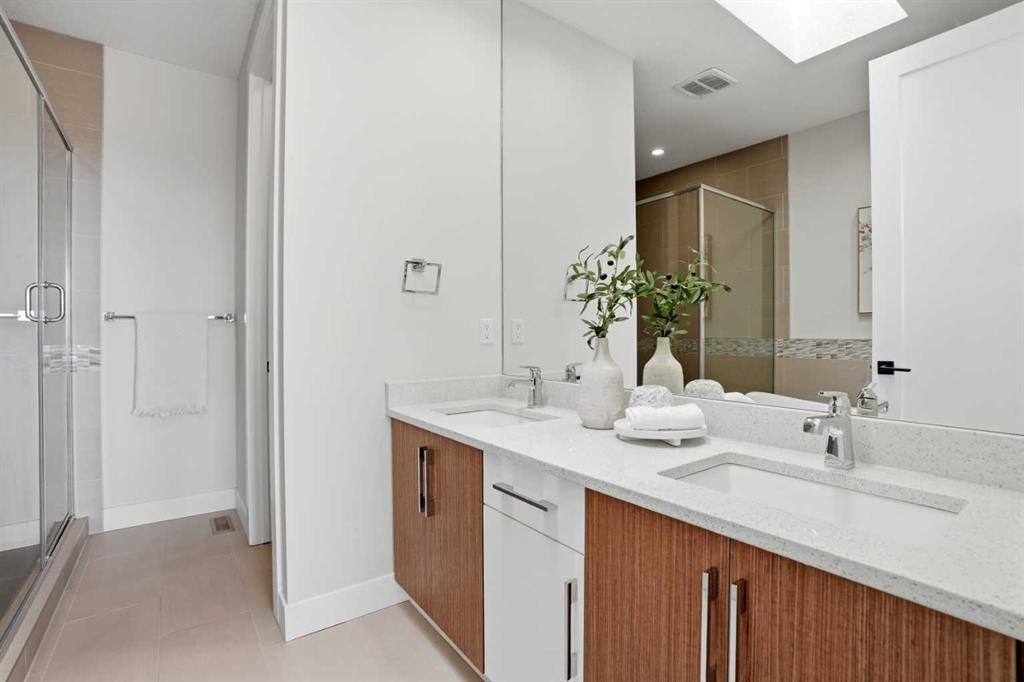 3817 Centre A Street Ne, Calgary, AB - Indoor Photo Showing Bathroom