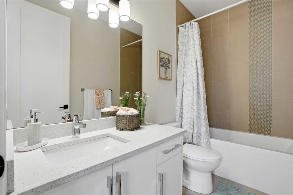 3817 Centre A Street Ne, Calgary, AB - Indoor Photo Showing Bathroom