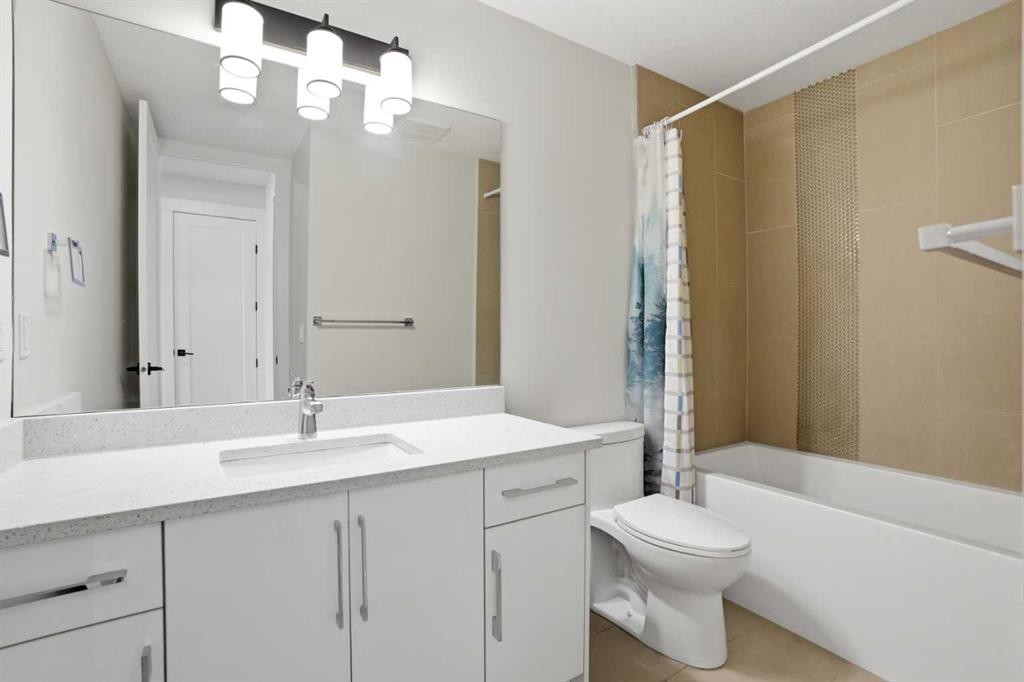 3817 Centre A Street Ne, Calgary, AB - Indoor Photo Showing Bathroom