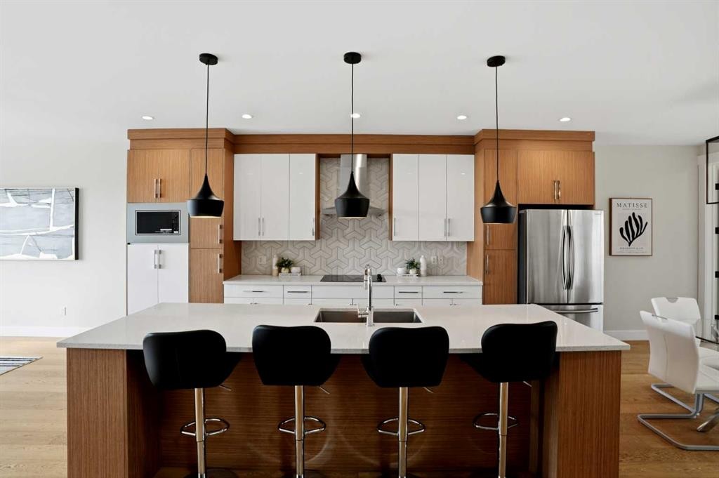3817 Centre A Street Ne, Calgary, AB - Indoor Photo Showing Kitchen With Upgraded Kitchen