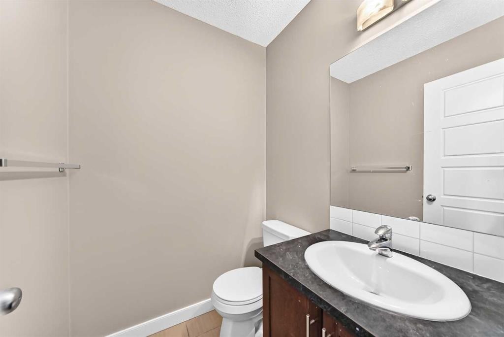 141 Pantego Lane Nw, Calgary, AB - Indoor Photo Showing Bathroom