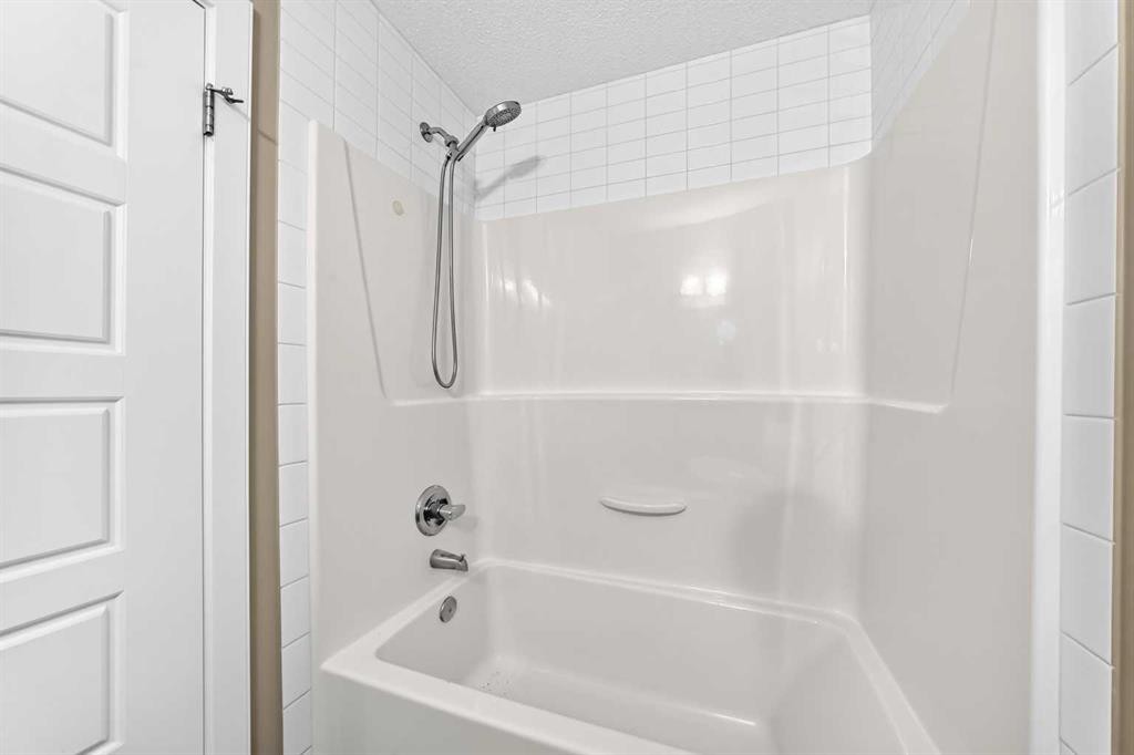 141 Pantego Lane Nw, Calgary, AB - Indoor Photo Showing Bathroom