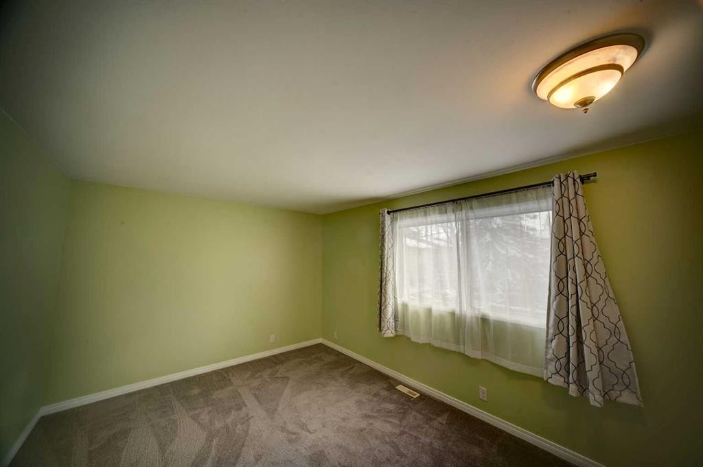 30-380 Bermuda Drive Nw, Calgary, AB - Indoor Photo Showing Other Room