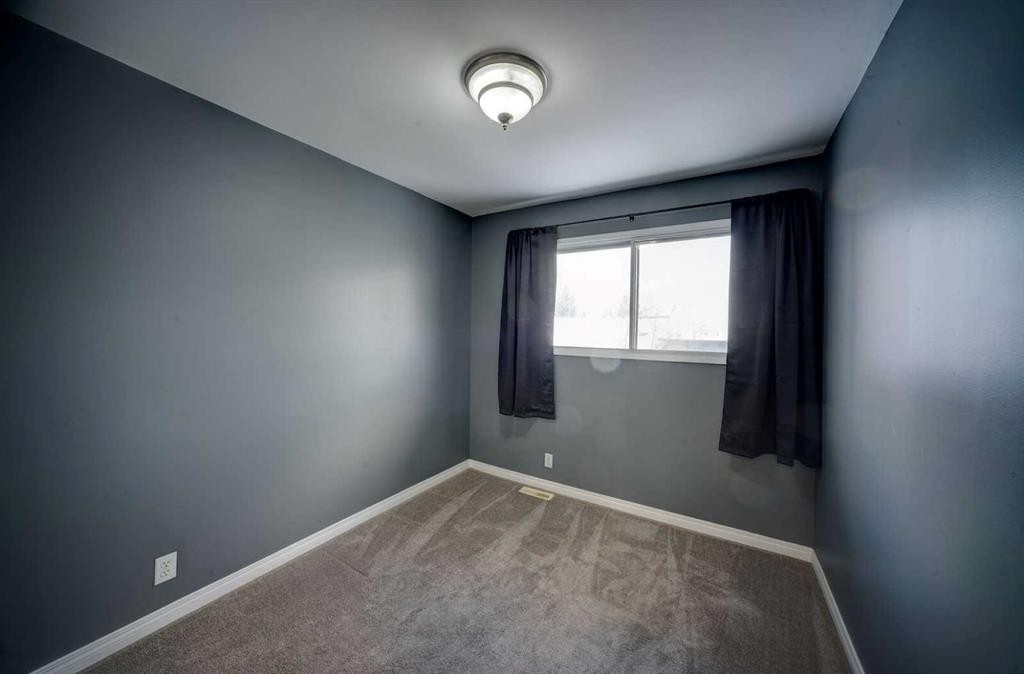 30-380 Bermuda Drive Nw, Calgary, AB - Indoor Photo Showing Other Room