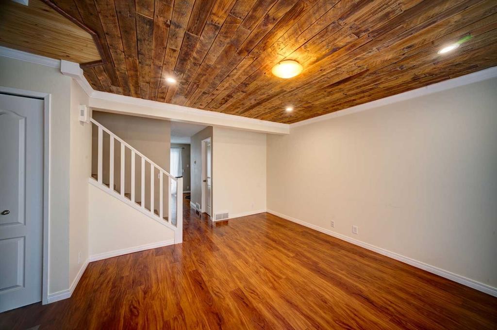 30-380 Bermuda Drive Nw, Calgary, AB - Indoor Photo Showing Other Room