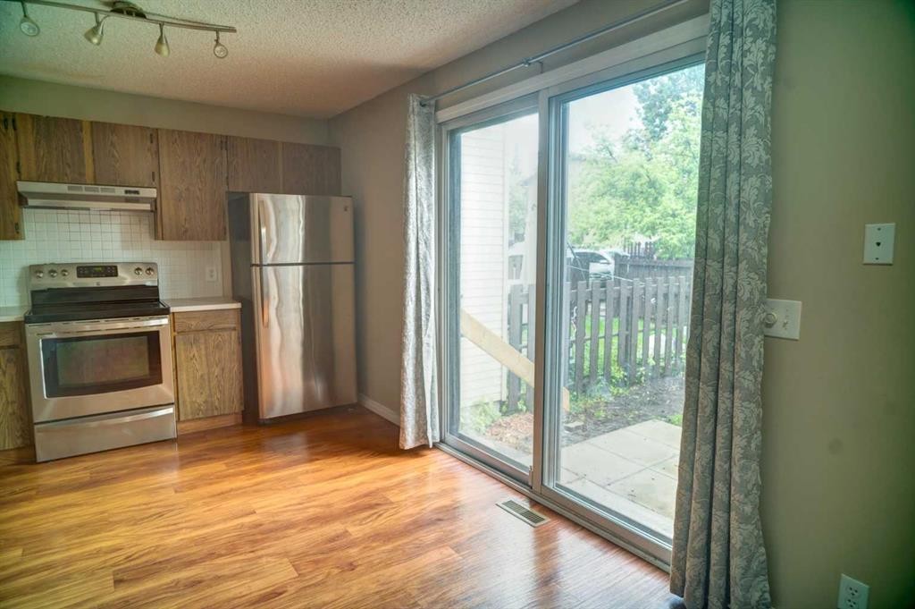 30-380 Bermuda Drive Nw, Calgary, AB - Indoor Photo Showing Kitchen