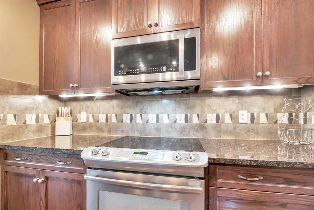 331 Mahogany Court Se, Calgary, AB - Indoor Photo Showing Kitchen