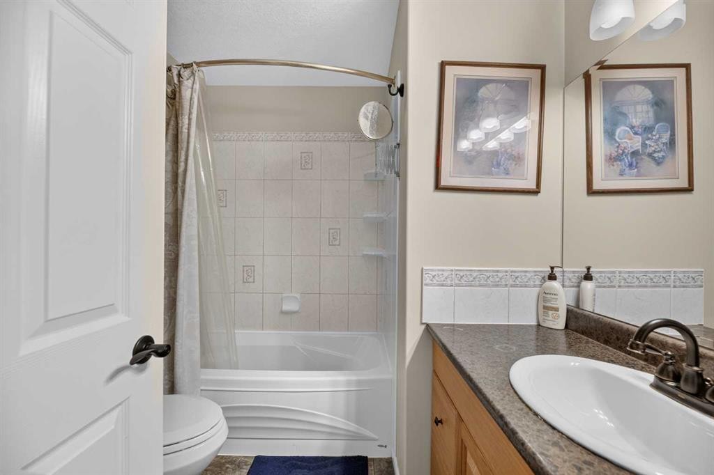 41 Deer Coulee Drive, Didsbury, AB - Indoor Photo Showing Bathroom